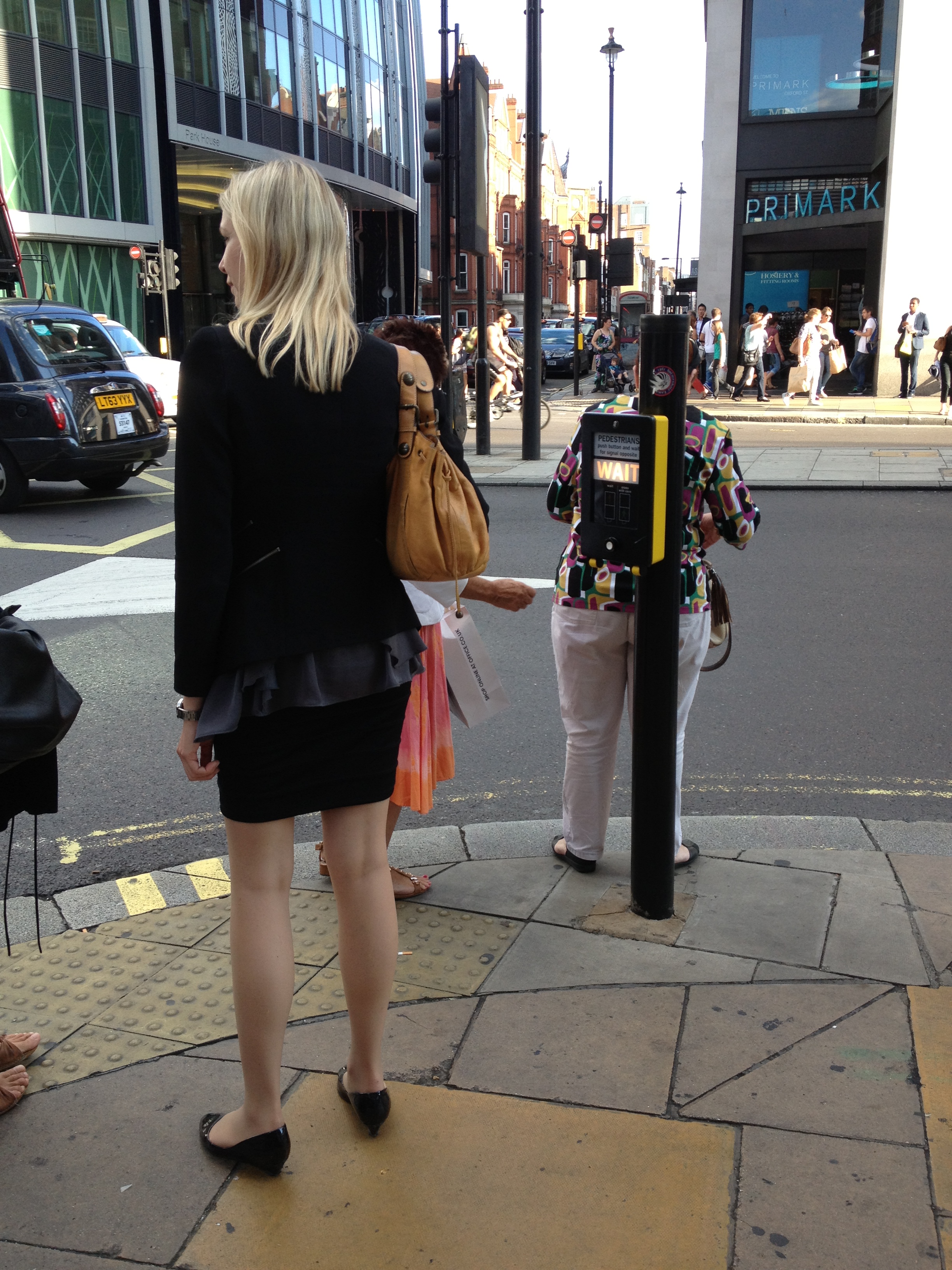 Black suit in London קסם שחור בלונדון by Shulamit Sapir-Nevo - Ourboox.com