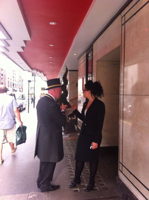 Black suit in London קסם שחור בלונדון by Shulamit Sapir-Nevo - Ourboox.com