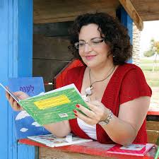 סיגל מגן יוצרת בוורוד צבעים ומילים by Shuli Sapir-Nevo Photo and Motto - Ourboox.com