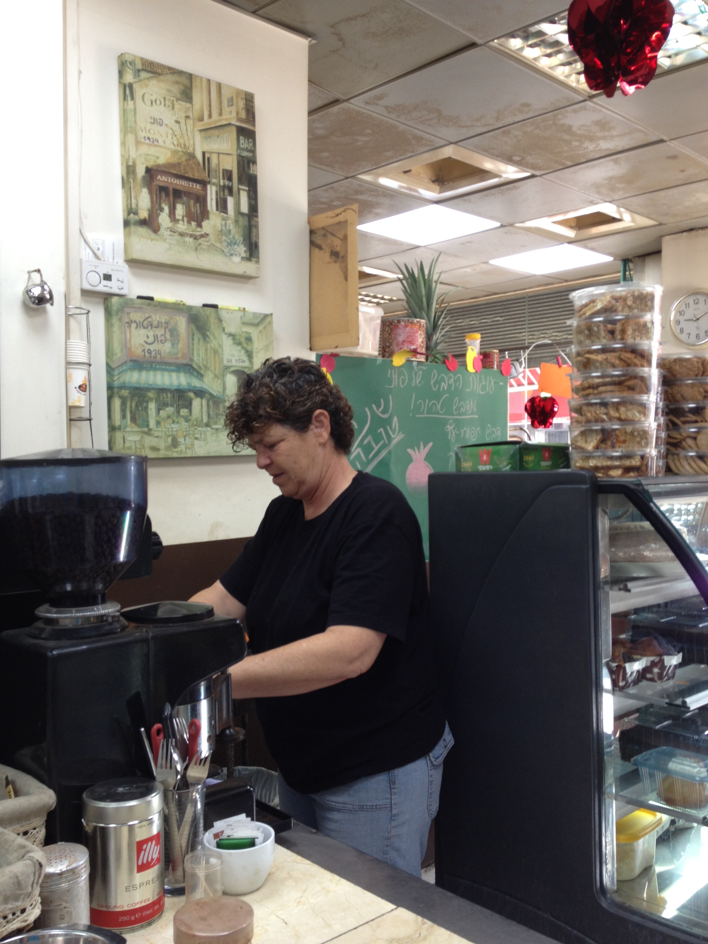Steffi in the Lewinsky market by Shuli Sapir-Nevo Photo and Motto - Illustrated by Photos by Shulamit Sapir-Nevo - Ourboox.com