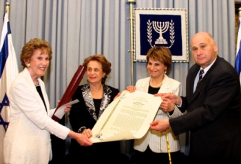 ספריה שלי – ספרים מומלצים חלק 8 ” פנינים ורודות משנחאי” הדסה בן – עתו by Sara Dazin - Illustrated by Victoria Sara Dazin - Ourboox.com