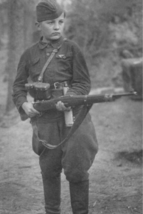 How children helped in the War of 1941-1945 by Lyubov Efimova - Illustrated by Matvei Nepochatenko - Ourboox.com