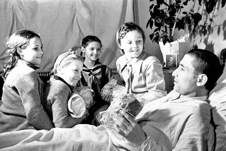 How children helped in the War of 1941-1945 by Lyubov Efimova - Illustrated by Matvei Nepochatenko - Ourboox.com