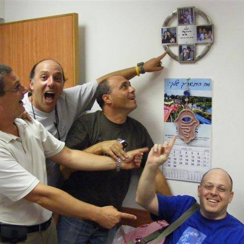 רק שמאל ושמאל. יותר ימניים מבני אדם – כל הספרים by Yoged - יגודז'ינסקי / Yagodjinsky - יוגד : Went Electric / מעבדה לשירה מכוונת - Illustrated by חגי בן יהודה - Ourboox.com רק שמאל ושמאל. יותר ימניים מבני אדם – כל הספרים by Yoged - יגודז'ינסקי / Yagodjinsky - יוגד : Went Electric / מעבדה לשירה מכוונת - Illustrated by חגי בן יהודה - Ourboox.com