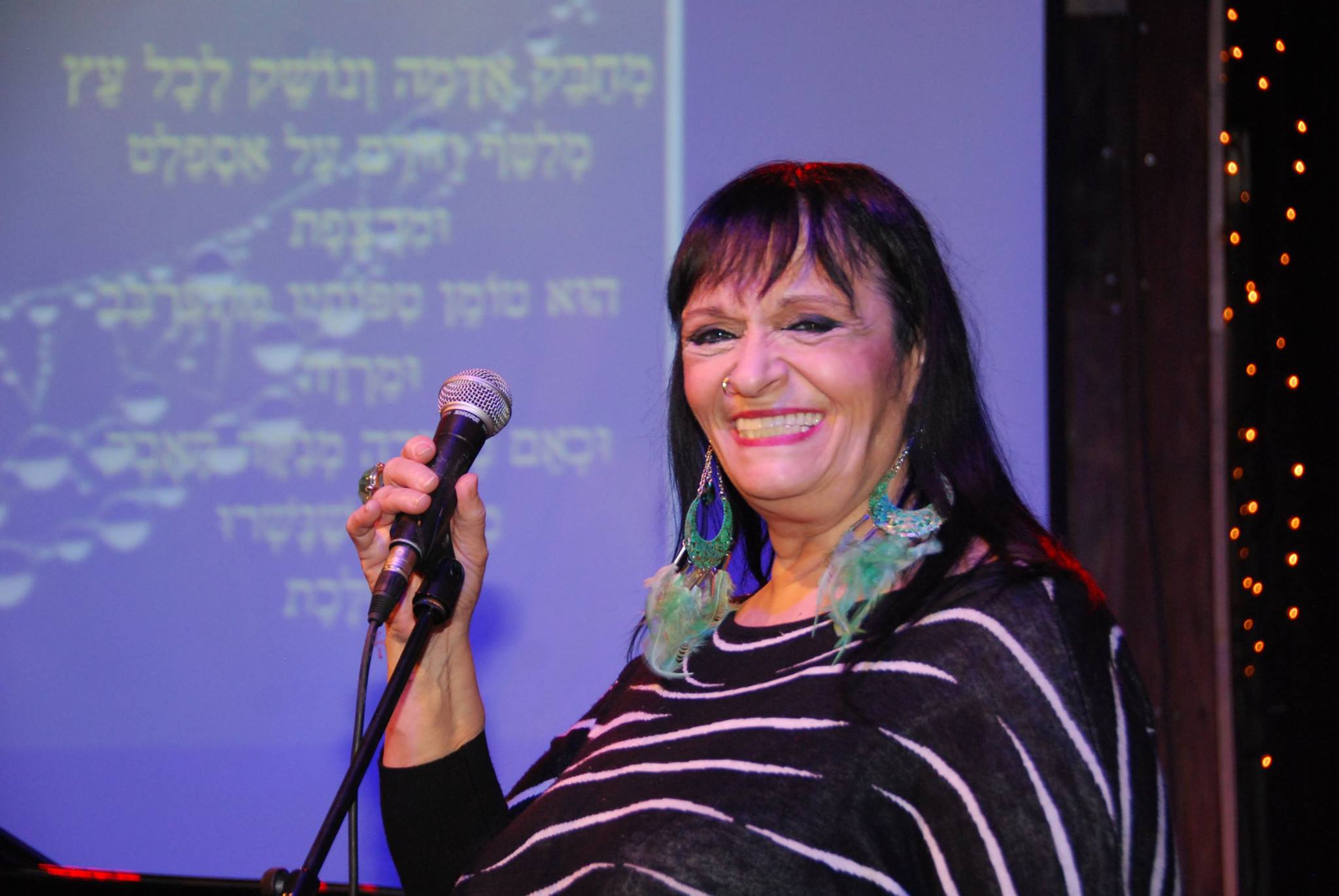 חוגג עם ראיית עתיד של ציבור בלי שירה by Yoged - יגודז