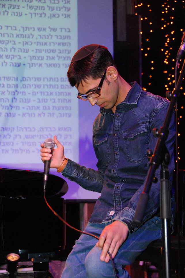 חוגג עם ראיית עתיד של ציבור בלי שירה by Yoged - יגודז