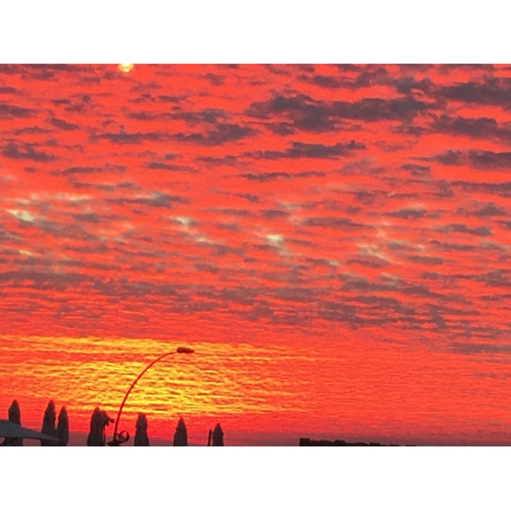 Exploding Skies Over Tel Aviv by Stephen Pohlmann - Illustrated by Stephen Pohlmann - Ourboox.com