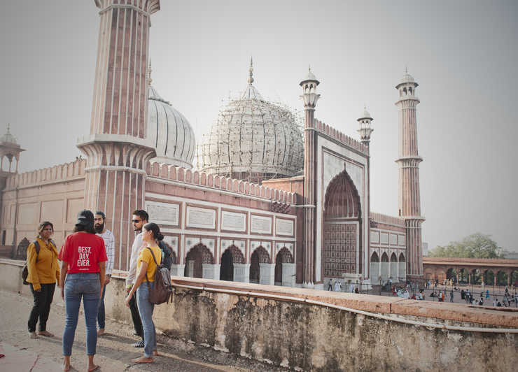 An Escape To India by Karla Hayhow - Illustrated by Karla Nur Hayhow - Kardelen Çetin - Sara Sankar - Ourboox.com