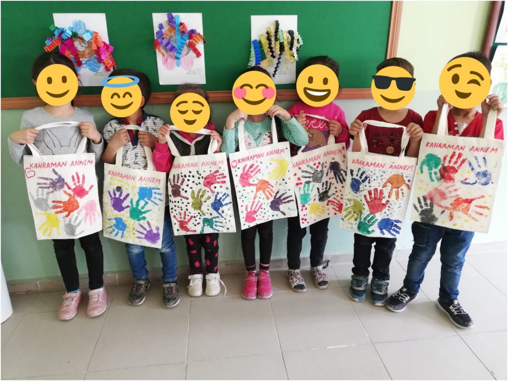 KARAGÖZ VE HACİVAT GÖLGE OYUNU İLE DEMOKRASİ VE DEĞERLER EĞİTİMİ by ESRA DiLBAZ - Illustrated by ESRA DİLBAZ AFŞAR İLKOKULU İNGİLİZCE ÖĞRETMENİ- MÜDÜR YARDIMCISI - Ourboox.com