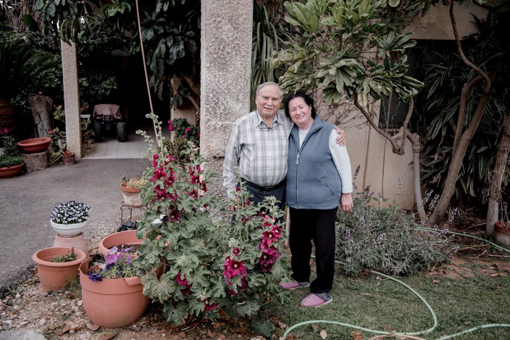 משפחות בפתח ביתן בימי הקורונה 2020 – חיבת ציון by Lana Bar-Meir - Illustrated by צילום: דניאל בן-דב - Ourboox.com