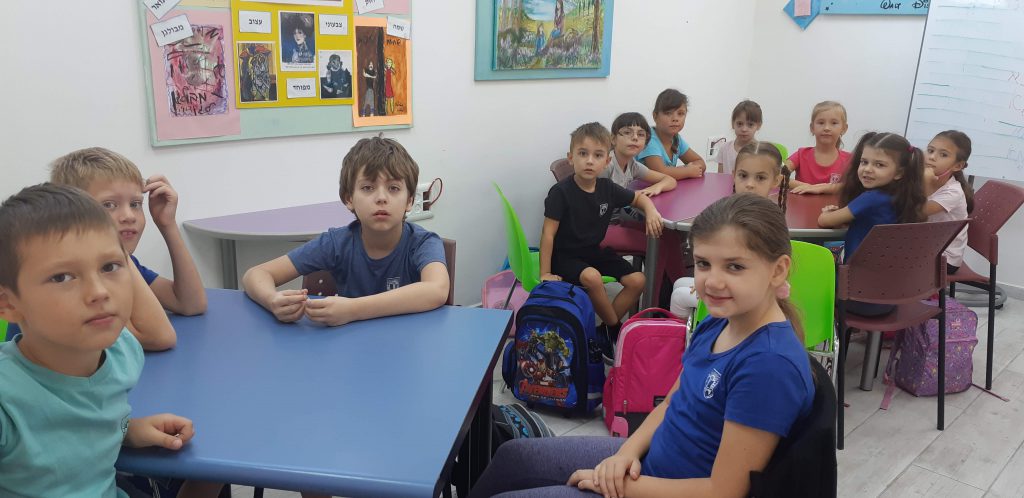 אולפן “דינור”. עברית. תלמידים עולים by viki f. - Illustrated by ויקי פלדמן - Ourboox.com