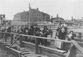 ELLIS ISLAND, THE PAST WITHIN THE PRESENT by Caroline Gaudin - Ourboox.com
