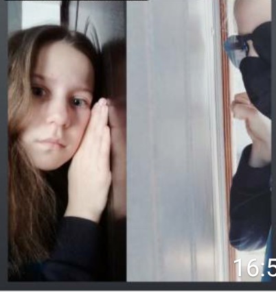 Настя знає як слід поводитися, коли тебе залишили вдома саму.