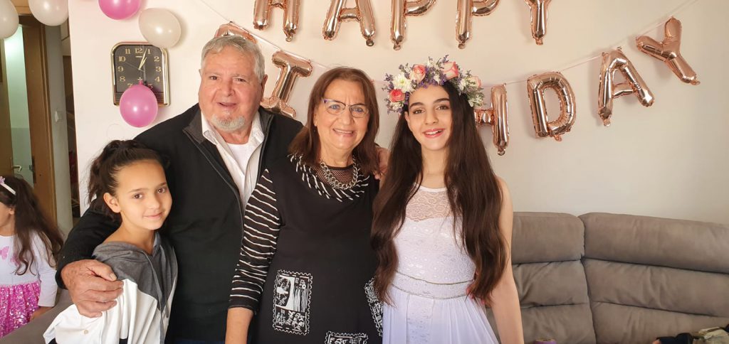 תמונה של ספיר בבת מצווה עם סבא יעקב וסבתא לילי