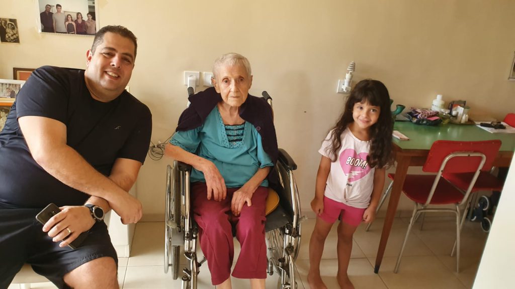 סבתא ציפורה עם הילי ואבא