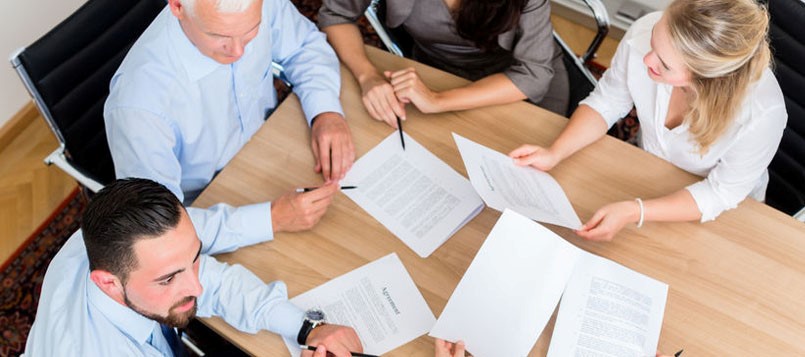 notarios-y-abogados-trabajan-juntos