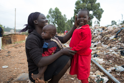 Caroline bor med sin son Timclaire och dottern Beatrice i Kibera, slummen utanför Kenyas huvudstad. Staten har sedan 2013 erbjudit gratis hälsovård för gravida kvinnor, men i Kibera är tillgången på dessa tjänster ändå mycket begränsad. Olika medborgarorganisationer, Rädda Barnen bland dem, verkar för att täcka denna brist och erbjuder både hälsovård och familjerådgivning. Bild: Hannah Maule-Ffinch/Rädda Barnen