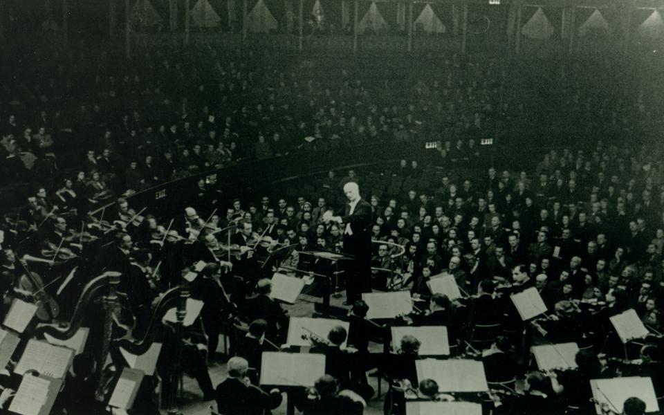 Wilhelm Furtwangler conducts Philharmonia in world premiere of Strauss' Four Last Songs, Royal Albert Hall, 1947_medium res Wilhelm Furtwängler conducts Philharmonia in world premiere of Strauss' Four Last Songs, Royal Albert Hall, 1947_medium res