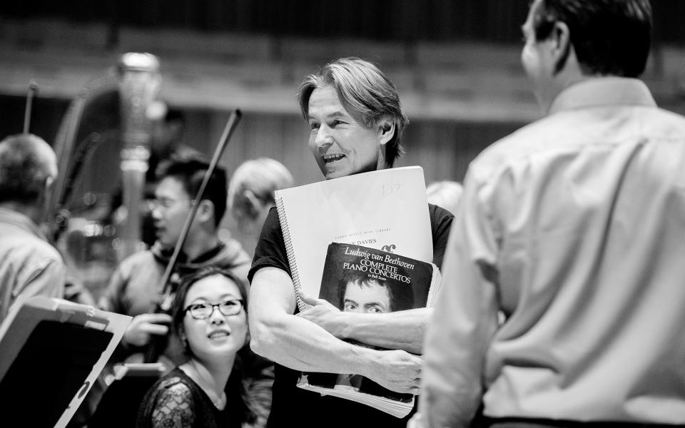 Esa-Pekka Salonen, credit Camilla Greenwell Esa-Pekka Salonen talking to Philharmonia players
