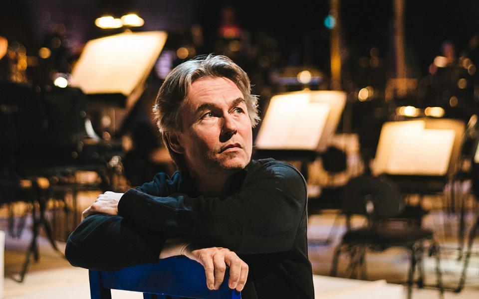Esa-Pekka Salonen, credit Benjamin Suomela HS Esa-Pekka Salonen sitting on a chair