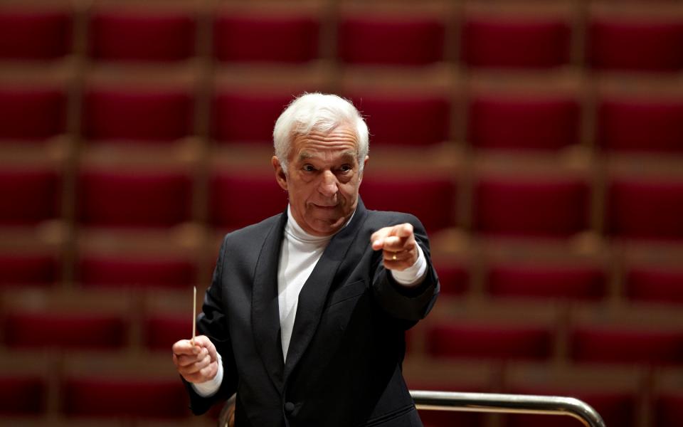 Vladimir Ashkenazy, credit Keith_Saunders Vladimir Ashkenazy conducting