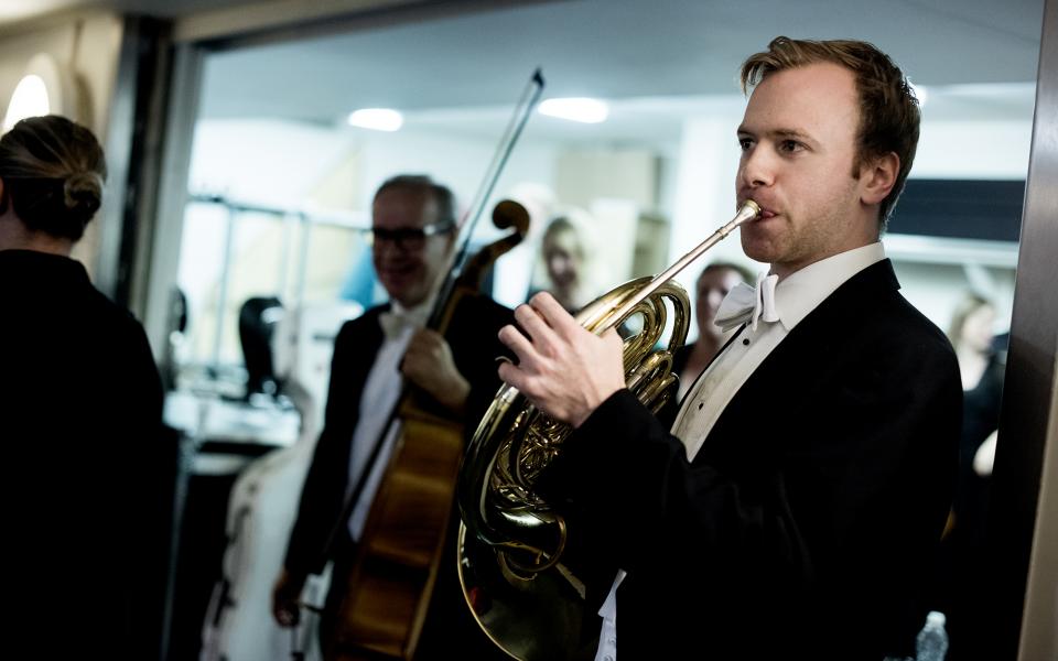 Jonathan Maloney, credit Camilla Greenwell Jonathan Maloney practising the horn backstage