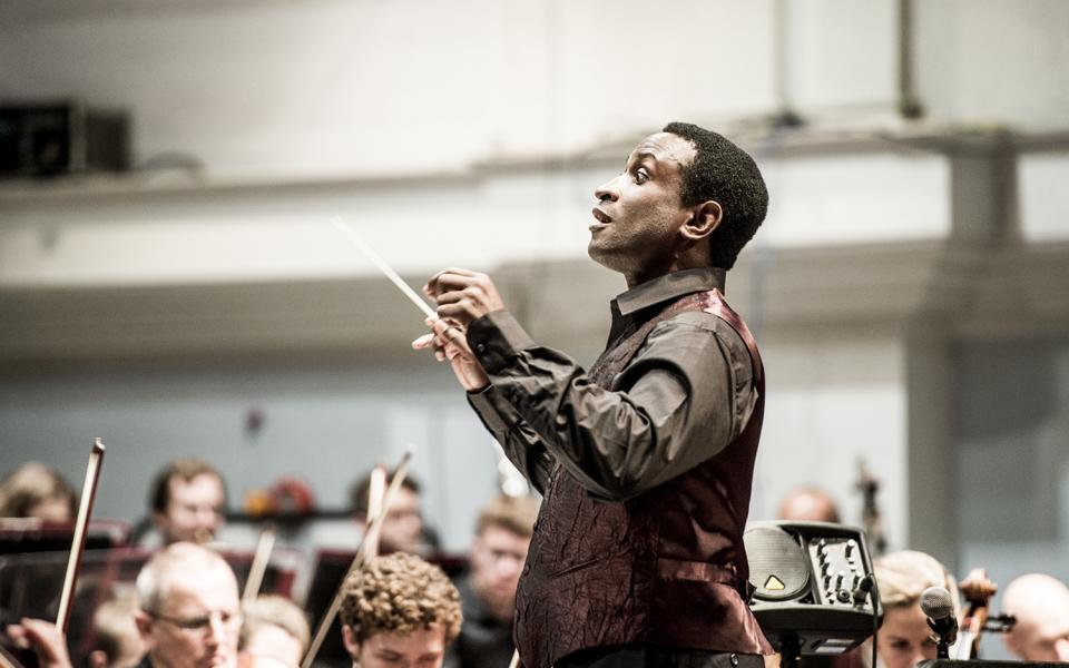 Kwamé Ryan conducting family concert, The Virtual Orchestra, credit Beth Walsh Kwamé Ryan conducting the Philharmonia