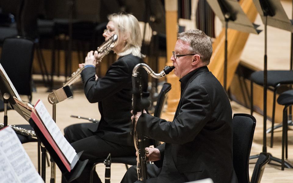 Music of Today_credit Camilla Greenwell A photo of Mark van de Wiel performing the bass clarinet during a Music of Today performance