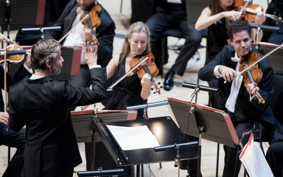 Esa-Pekka Salonen, credit Camilla Greenwell Esa-Pekka Salonen conducting