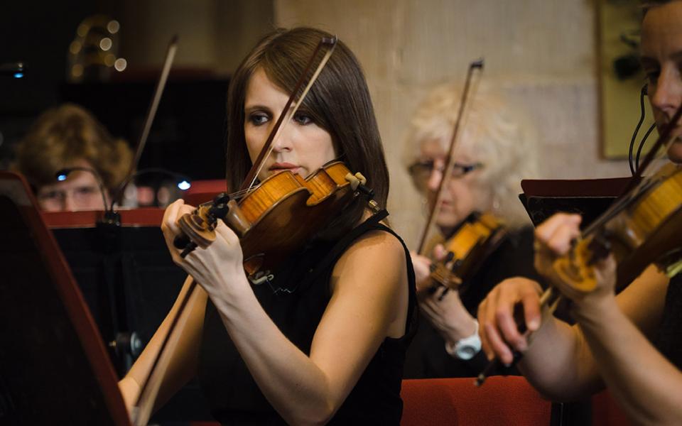 Philharmonia Orchestra_Linda Kidwell_credit Ash Mills photo of Philharmonia violinist Fiona Cornall