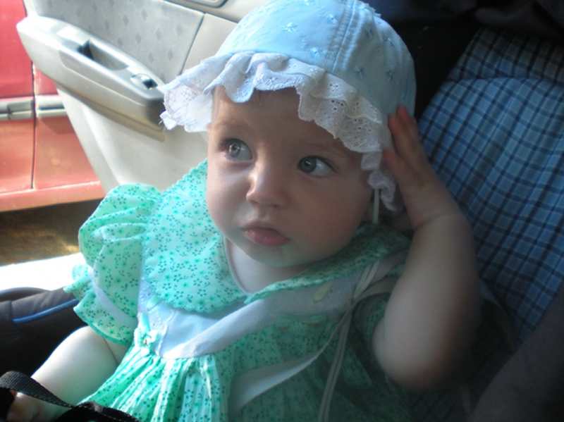 Прислушивается к разговорам.