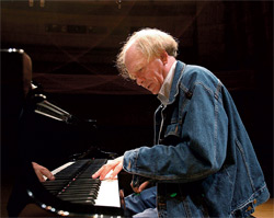 Вячеслав Новиков одинаково хорошо играет джаз, классику и современную музыку...