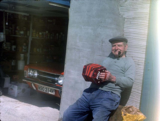 Unidentified musician with Co(nce)rtina