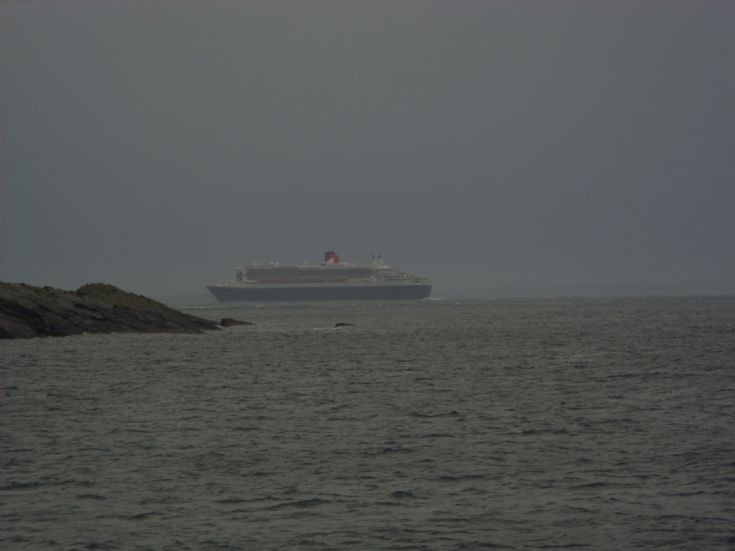 Queen Mary 2 continues west