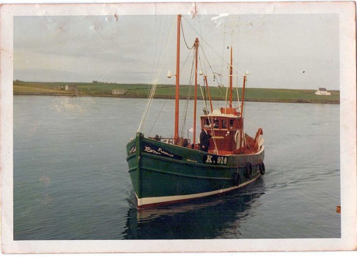 Flourish approaching Shapimsay Pier