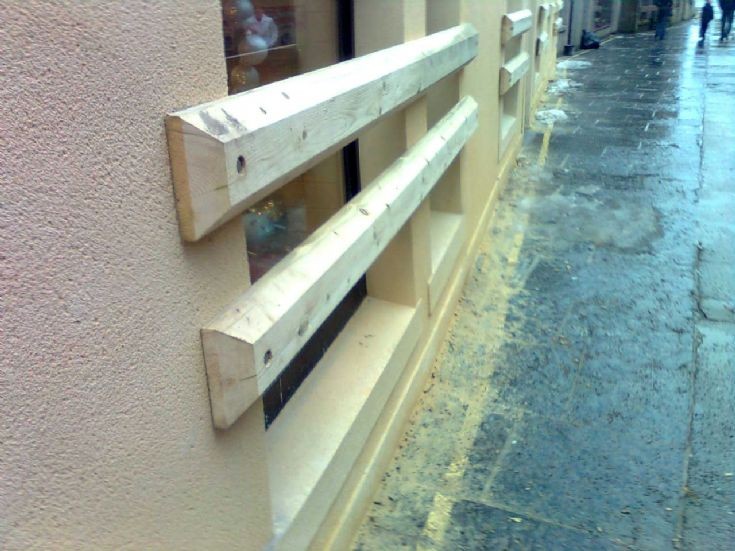 Bevelled barricades