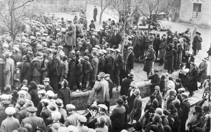 Throng in front of the cathedral