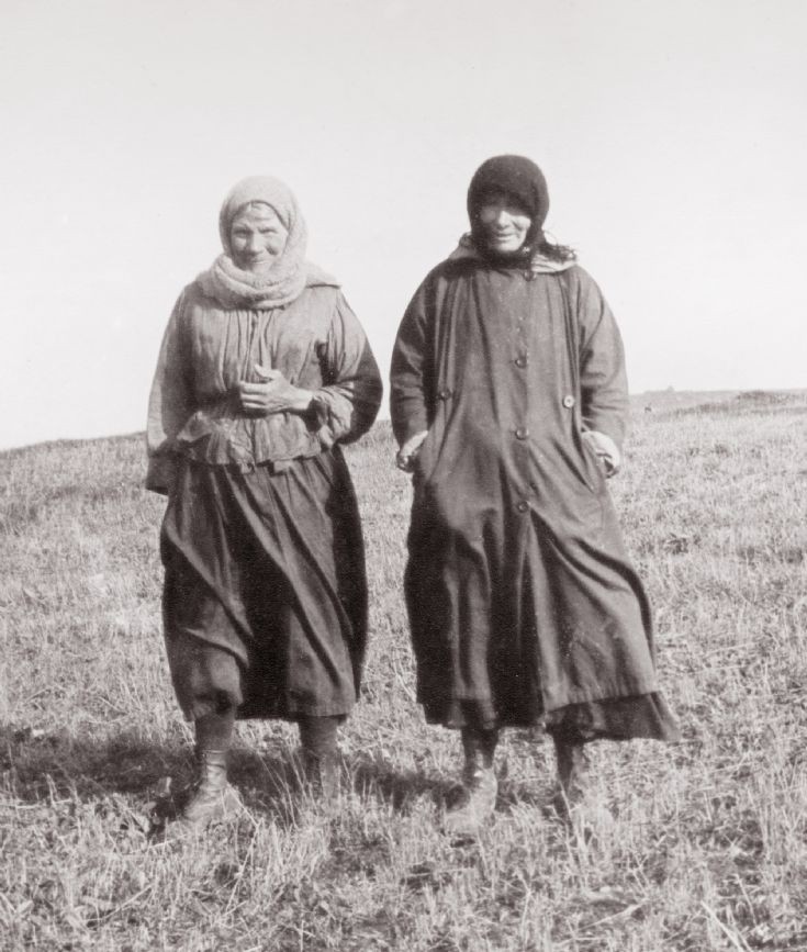 Isa and Bella Johnston from Gairsty