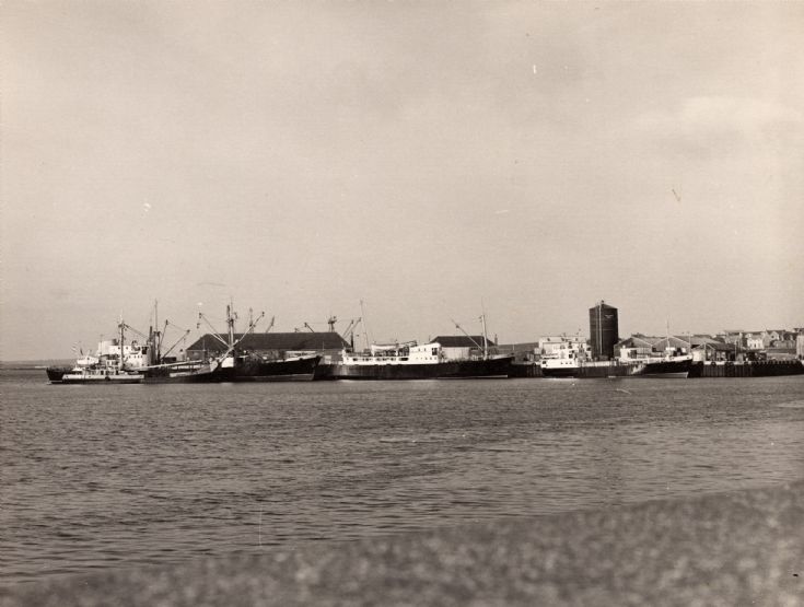 St Rognvald (III) and salvage vessel