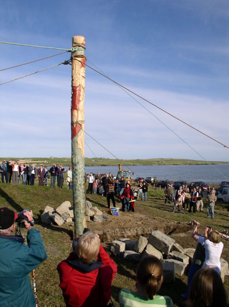 Holm totem pole in position