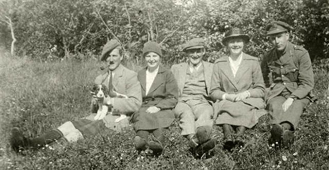 Sandy, Peggy, Bob and Hester (nee Dickey) plus ?