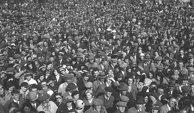 Crowd in the Bignold Park