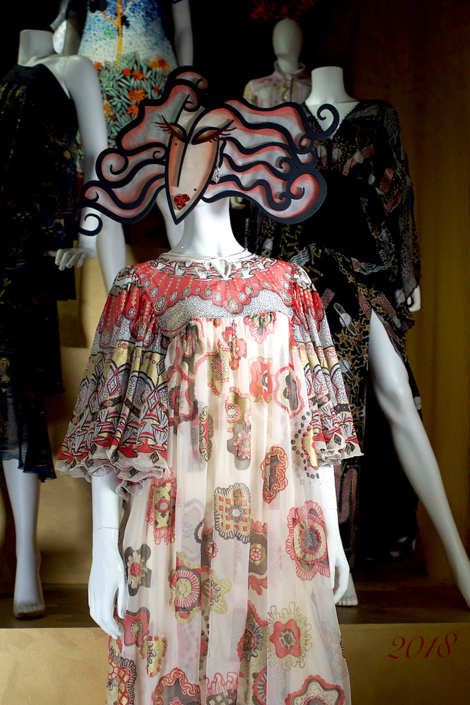 Zandra rhodes 50 years of fabulous. photo by bridie o'sullivan. copyright fashion and textile museum %281%29