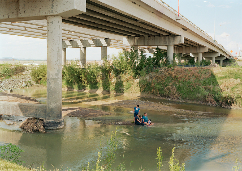 23323lemexican family under international bridge  rio grande