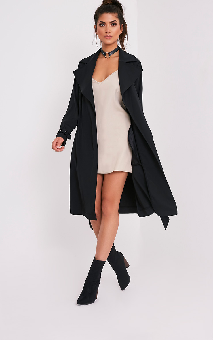Mac Coats & Raincoats for Women Create a classic look with a trench coat or belted mac from boohoo. Perfect for rainy days when you want to feel like an old school noir movie star, a khaki trench coat is essential for every wardrobe.