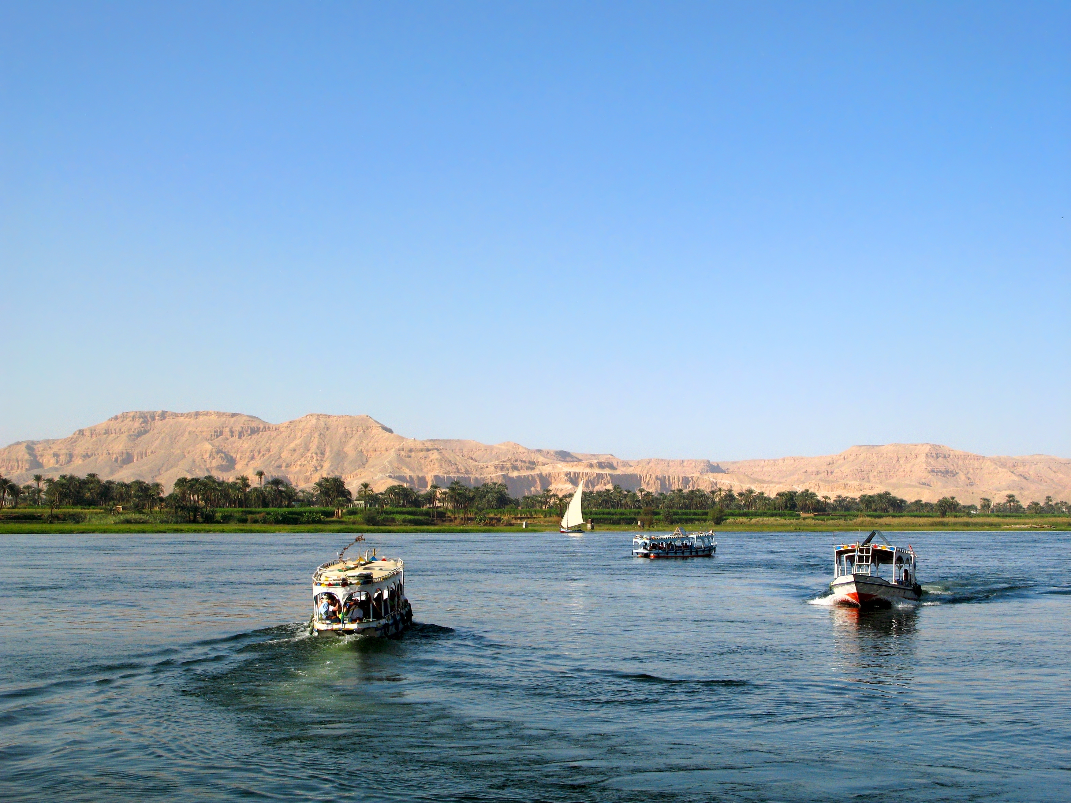 Egypt  Egyptian Boats With Tourists On The River Nile Near Luxor Egypt Africa  Bilde