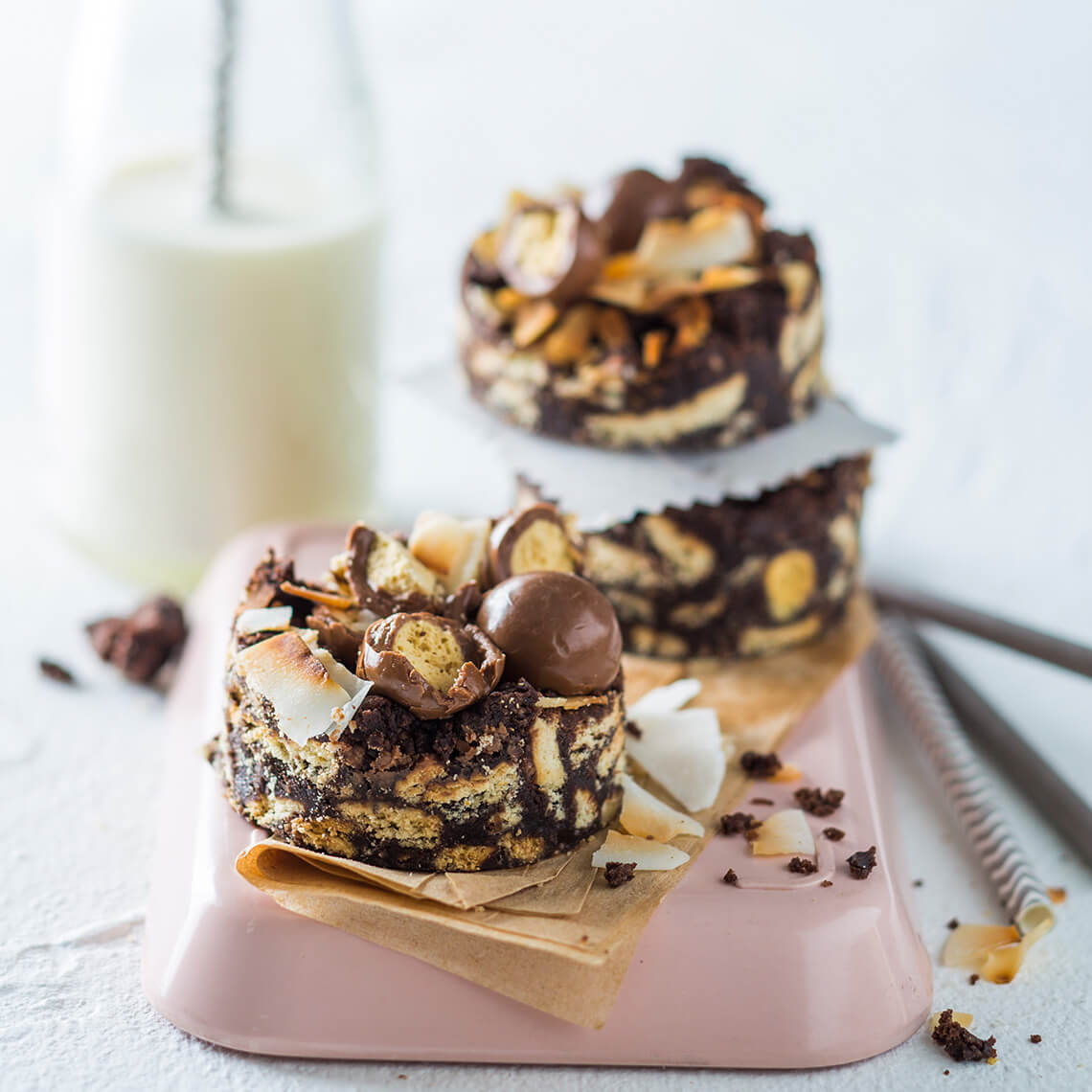 Coconut-biscuit fudge