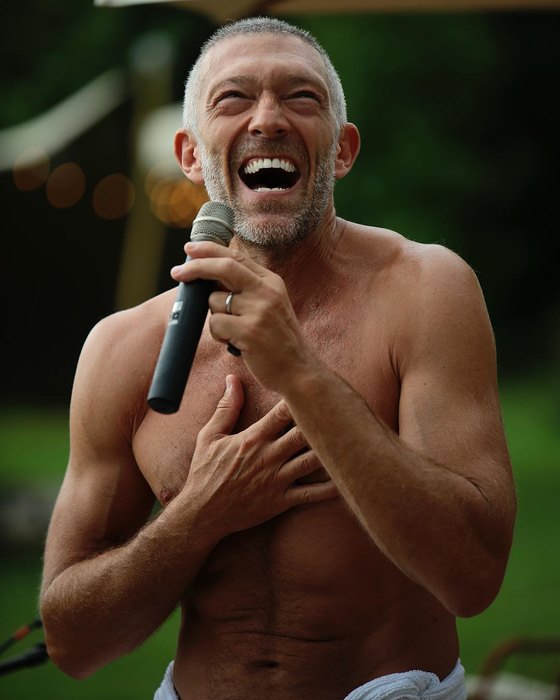 serenade wedding proposal vincent cassel