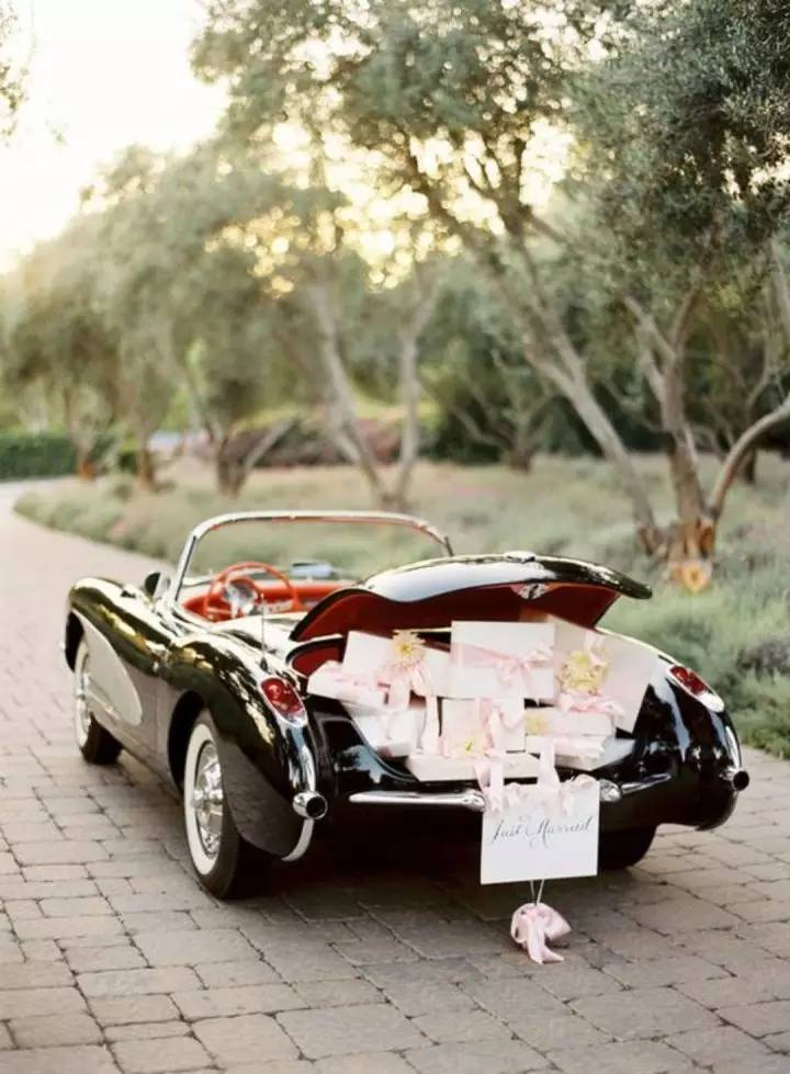 presents wedding car decoration
