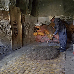 Spreading wool